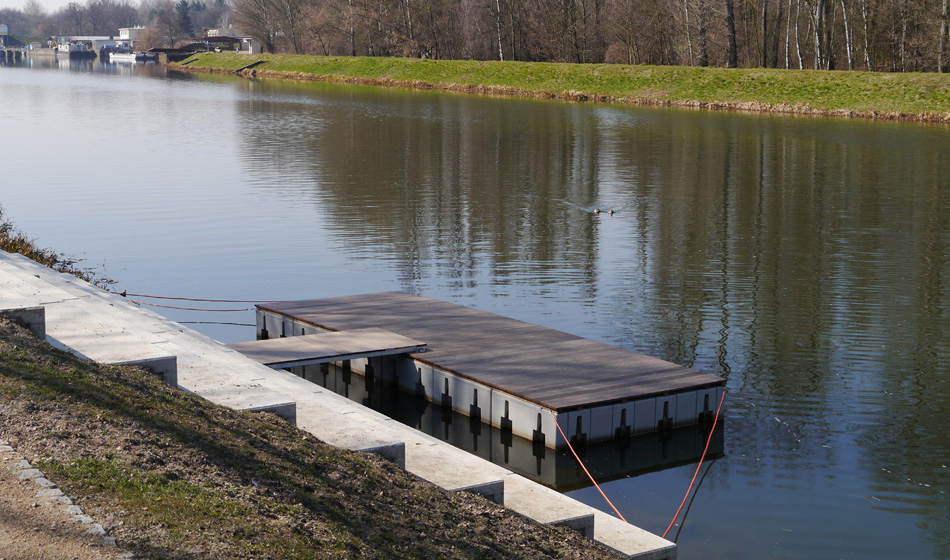 A pier on the bank of the Elbe